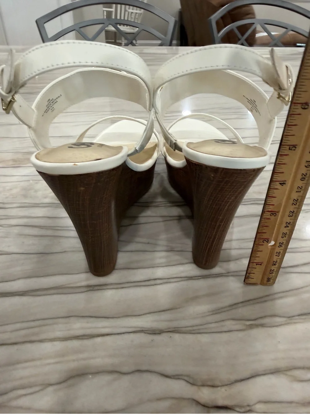 GBG Los Angeles White Leather Gold G-Logo Block Heel Sandals
